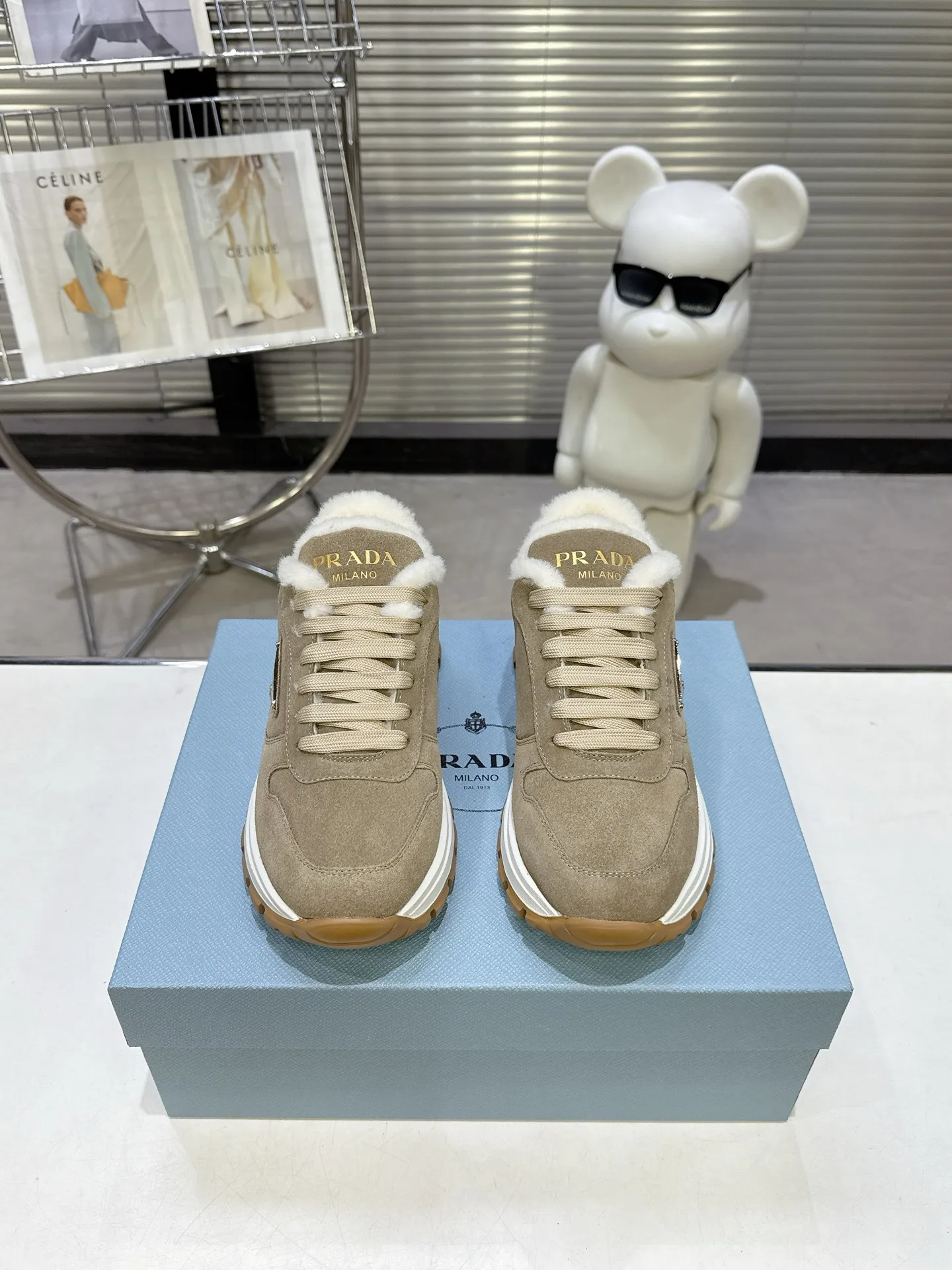 【PRADA】P: 660💰Couple style▪️Size: Women’s 35-40⚛Size: Men’s 39-44(45 customized) 2025 𝐬𝐬Prada’s new product, coming with strength! ❣️Many Internet celebrities have the same style, fashionable and versatile nice items, original shoes are developed and purchased from Italian counters, and are reproduced 1:1 according to the original taste. This year’s theme is not to be defined, embodying texture through simplicity💛From thick-soled sneakers to zigzag short boots to 2025 flat shoes, everything reveals a sure-fire momentum... It combines gentleness and handsomeness, the finishing touch for women❤️ Wear-resistant and ultra-light two-color outsole.